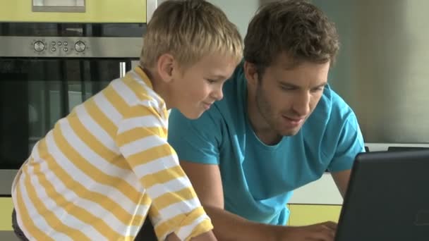 Pai e filho olhando para laptop — Vídeo de Stock