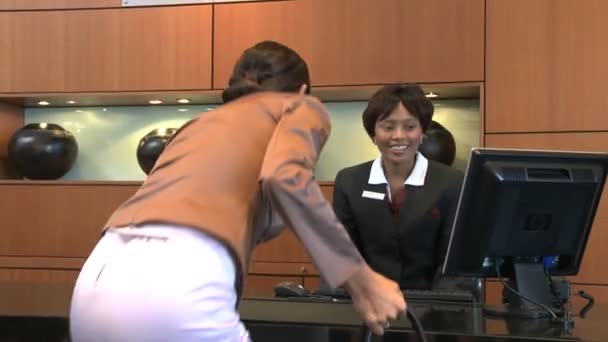 Businesswoman checking in at reception — Stock Video