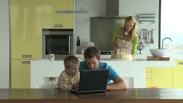 Mother showing husband — Stock Video