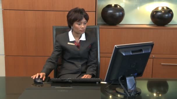 Receptionist antwoordende telefoon — Stockvideo