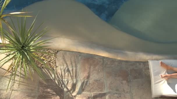 在泳池享受日光浴的女人 — 图库视频影像