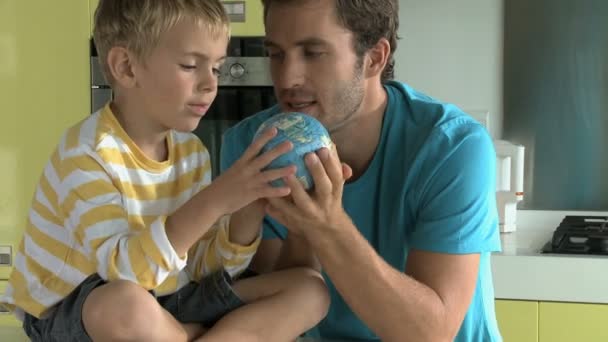 Pai e filho olhando para o globo — Vídeo de Stock