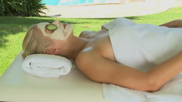 Femme portant un masque facial avec concombre — Video