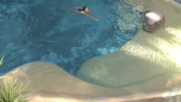 Mujer saliendo de la piscina — Vídeos de Stock