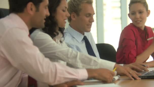 Les hommes d'affaires ayant une réunion 