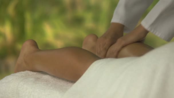 Donna con massaggio alle gambe — Video Stock