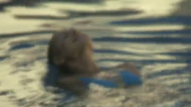 Frau steht im Schwimmbad — Stockvideo