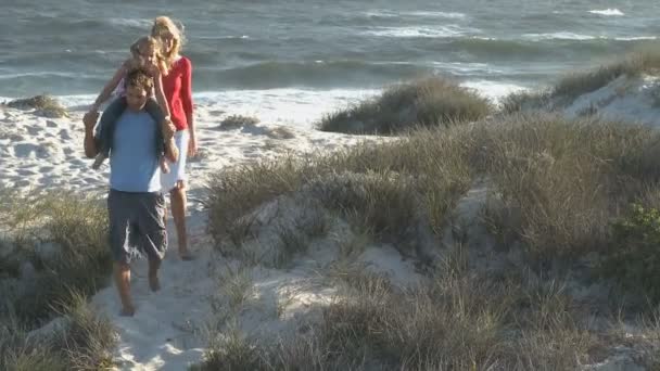 Familia caminando desde la playa — Vídeos de Stock