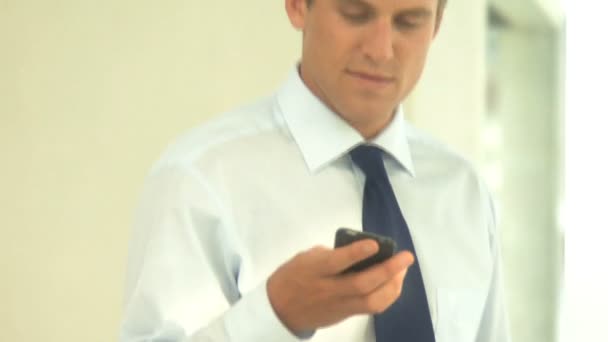 Бизнесмен, использующий мобильный телефон — стоковое видео