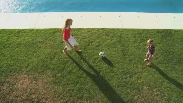 Anne ve oğlu futbol oynarken — Stok video