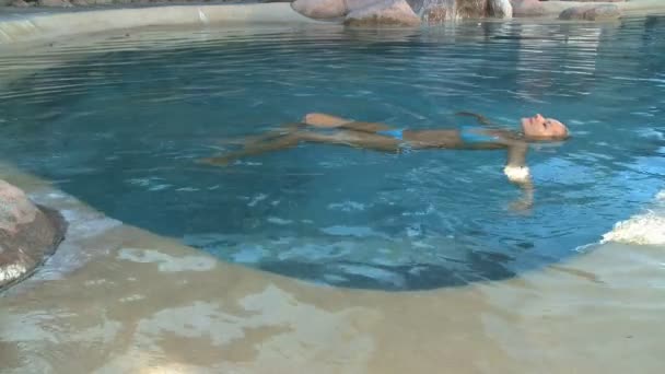 Mulher nadando na piscina — Vídeo de Stock