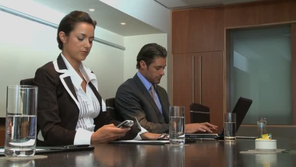 Empresarios que trabajan en sala de conferencias — Vídeo de stock