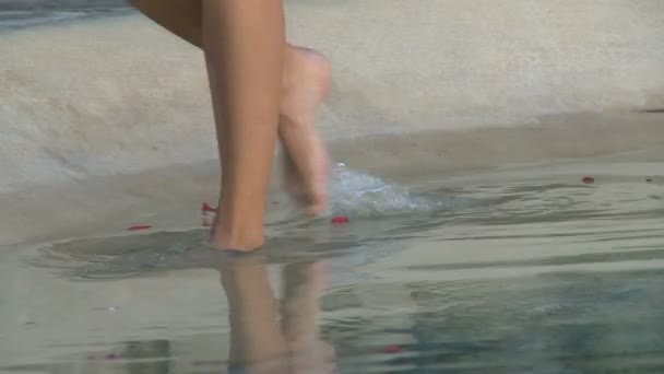 Kvinnan promenader genom vatten — Stockvideo