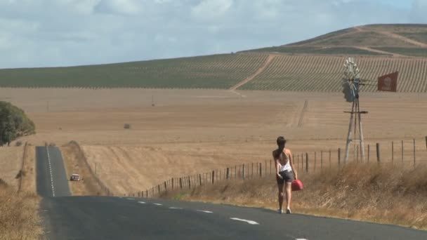 道を歩いている女性 — ストック動画