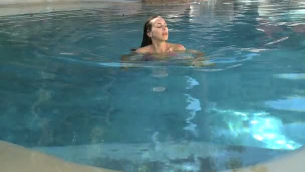 Femme nageant dans la piscine — Video