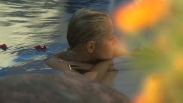 Kvinna som står i poolen — Stockvideo