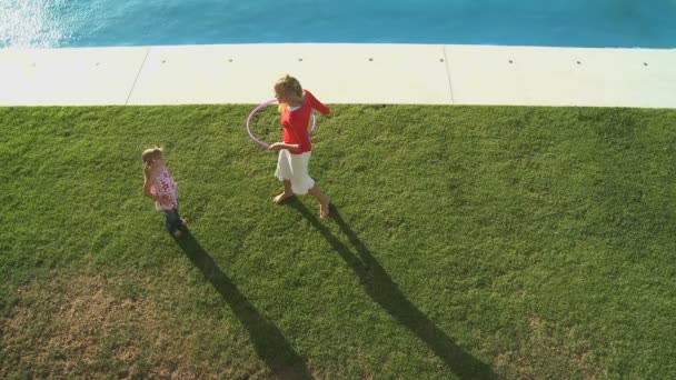 Moeder en dochter spelen met hoepel — Stockvideo