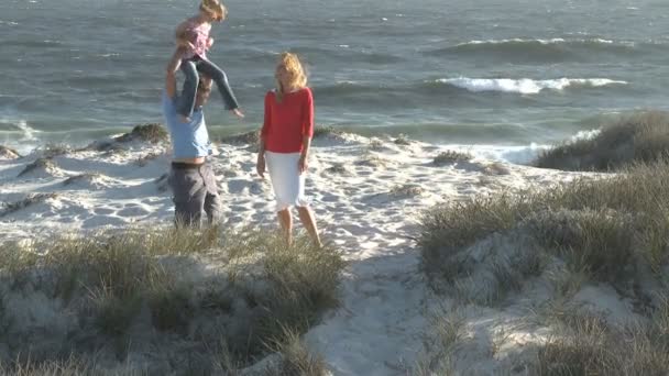 Семья с пляжа — стоковое видео