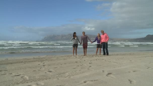 Freunde laufen am Strand entlang — Stockvideo