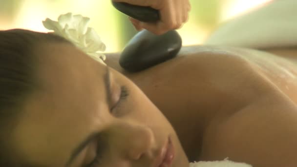 Mujer teniendo terapia de piedra — Vídeos de Stock