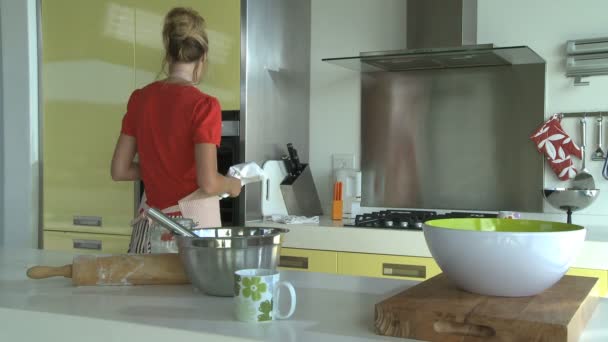 Frau setzt auf Kuchen — Stockvideo