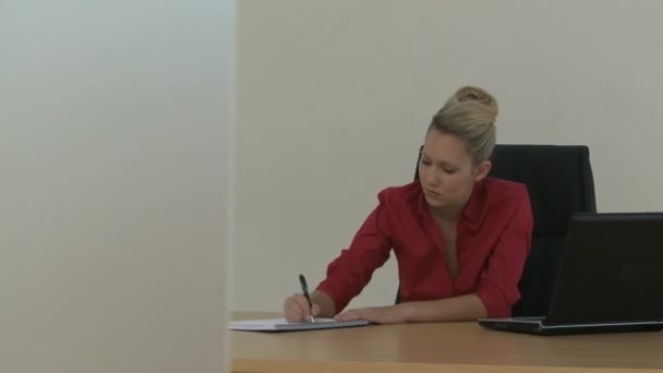 Businesswoman writing in office — Stock Video