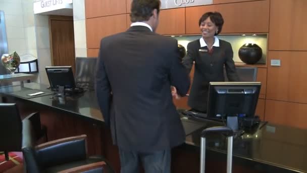 Affärsman incheckning i receptionen — Stockvideo