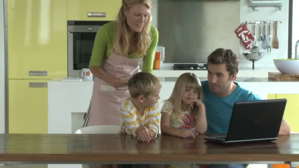 Mother bringing family biscuits — Stock Video