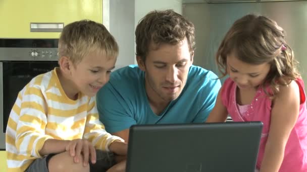 Vater und Kinder schauen auf Laptop — Stockvideo