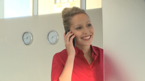 Mujer de negocios usando el teléfono celular — Vídeo de stock