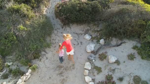 Mutter und Tochter rennen zum Strand — Stockvideo