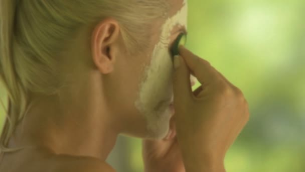 Mujer usando mascarilla con pepino — Vídeo de stock