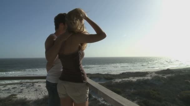 Couple debout sur le balcon — Video