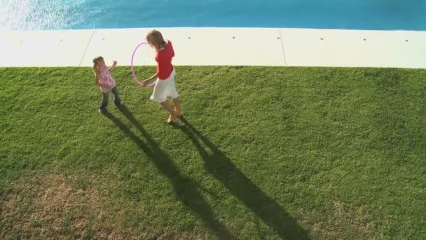 Mother and daughter playing with hoop — Stock Video