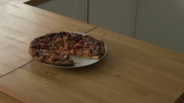 Pizza mutfak plaka üzerinde