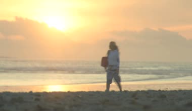 Kumsalda yürüyen kadın