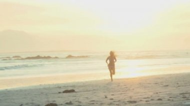 plaj boyunca çalışan kadın