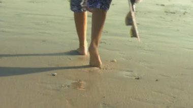 Surfboard ile yürüyen kadın