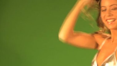 Dans eden genç kadın