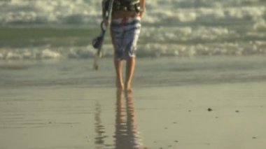 Genç kadın taşıma sörf tahtası