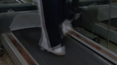 Koşu bandında koşan kişi