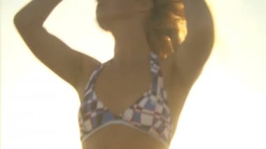 gün batımında sahilde kadın