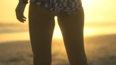 gün batımında sahilde kadın