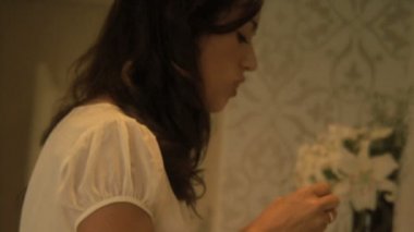 kadın lipgloss uygulanıyor