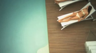 şezlong üzerinde çift