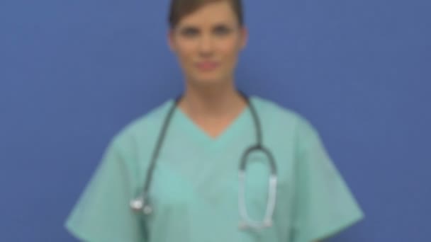 Ärztin geht auf Kamera zu — Stockvideo