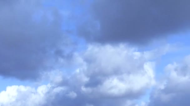 空を横切って移動する雲 — ストック動画
