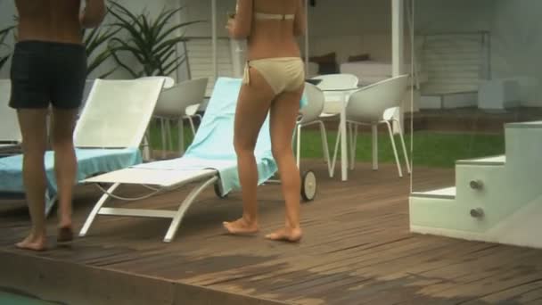 Couple relaxant sur une chaise longue — Video