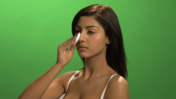 Woman cleaning face with sponge — Stock Video