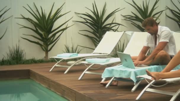 Couple au bord d'une piscine — Video